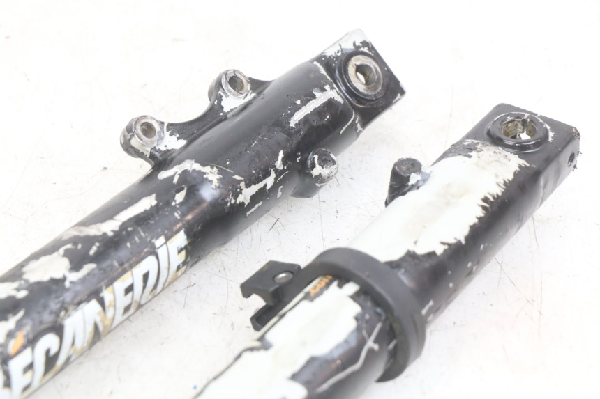 photo de FORK TUBE PEUGEOT XP6 50 (2006 - 2011) - Fixing points details