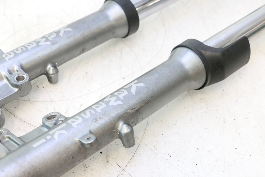 photo de FORKS LEG KAWASAKI ZZR 600 (1995 - 2004) - Technical close-up
