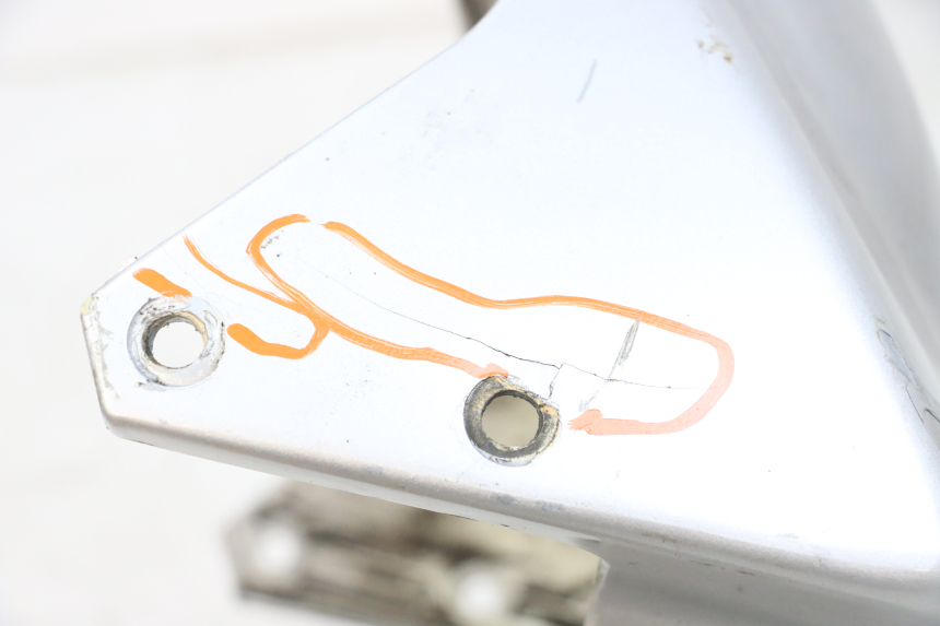 photo de FRONT FENDER PEUGEOT ELYSEO 125 (1999 - 2004) - Distinctive features