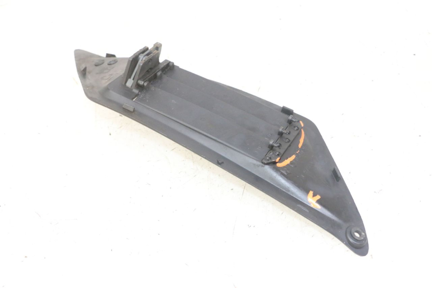 photo de RIGHT RADIATOR COVER GILERA NEXUS 125 (2009 - 2013) - Zoom on usage condition