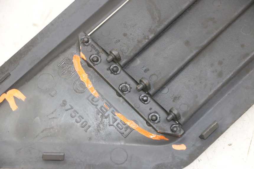 photo de RIGHT RADIATOR COVER GILERA NEXUS 125 (2009 - 2013) - Technical close-up