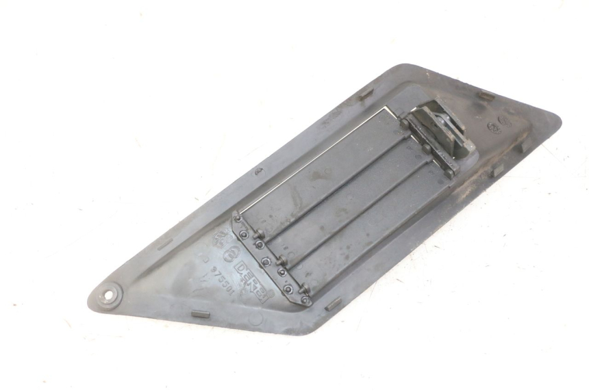 photo de RIGHT RADIATOR COVER GILERA NEXUS 125 (2009 - 2013) - Fixing points details