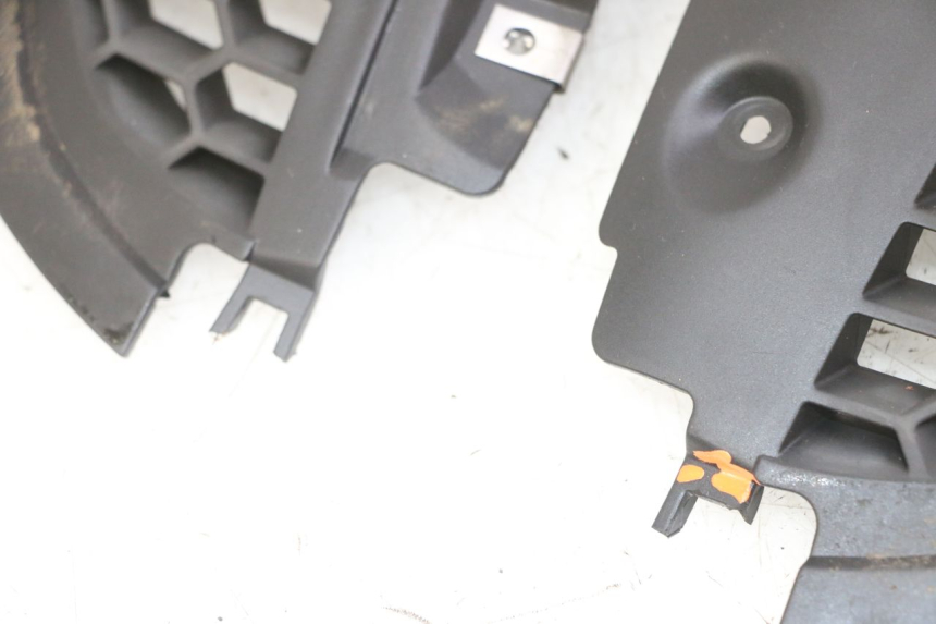 photo de RADIATOR COVER PIAGGIO IE MP3 YOURBAN 300 (2011 - 2016) - Fixing points details