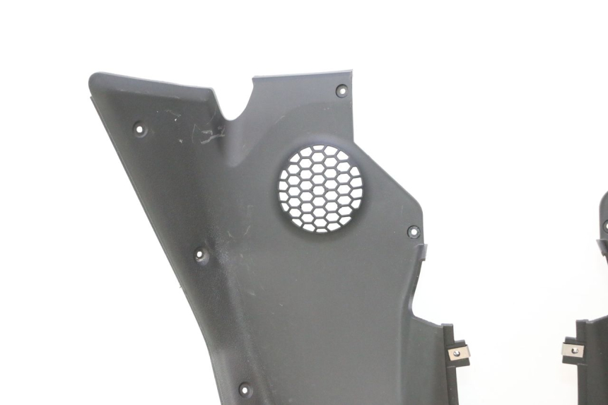 photo de RADIATOR COVER PIAGGIO MP3 HPE 530 (2022 - 2026) - Alternative angle