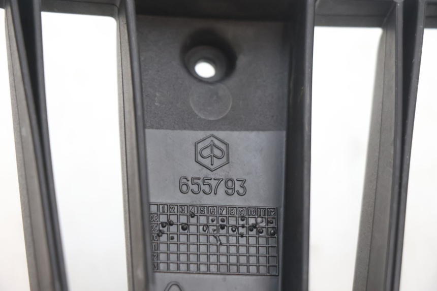 photo de RADIATOR COVER PIAGGIO MP3 LT 300 (2010 - 2016) - Technical close-up