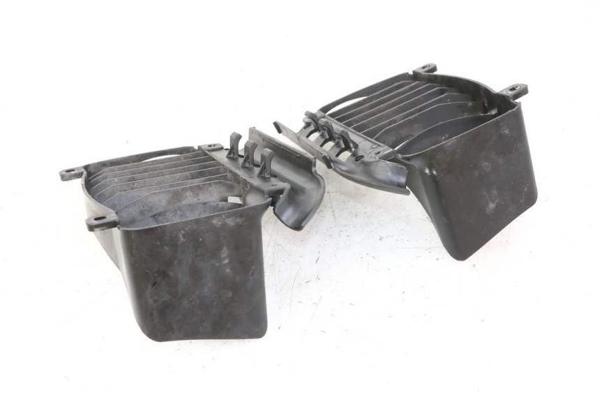 photo de RADIATOR COVER PIAGGIO VESPA GRANTURISMO 200 (2004 - 2005) - Component detail