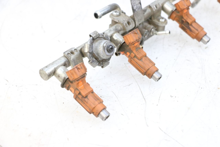 photo de FUEL INJECTOR YAMAHA FJR ABS 1300 (2006 - 2012) - Alternative perspective