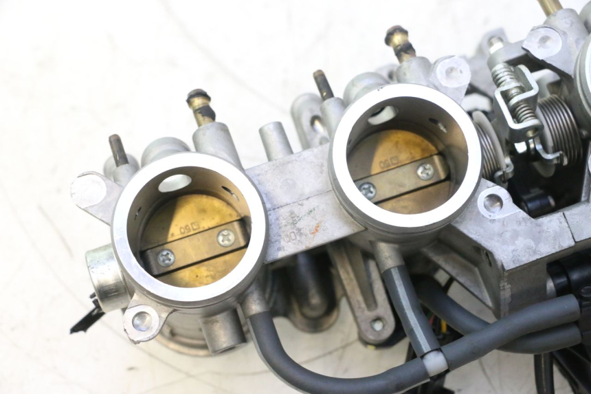 photo de INJECTION THROTTLE BODIES YAMAHA FZ8 800 (2010 - 2016) - High-resolution close-up