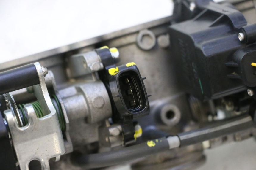 photo de INJECTION THROTTLE BODIES YAMAHA FZ8 800 (2010 - 2016) - Fixing points details