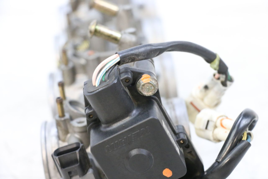 photo de INJECTION THROTTLE BODIES SUZUKI GSXR GSX-R 1000 (2003 - 2004) - Alternative angle