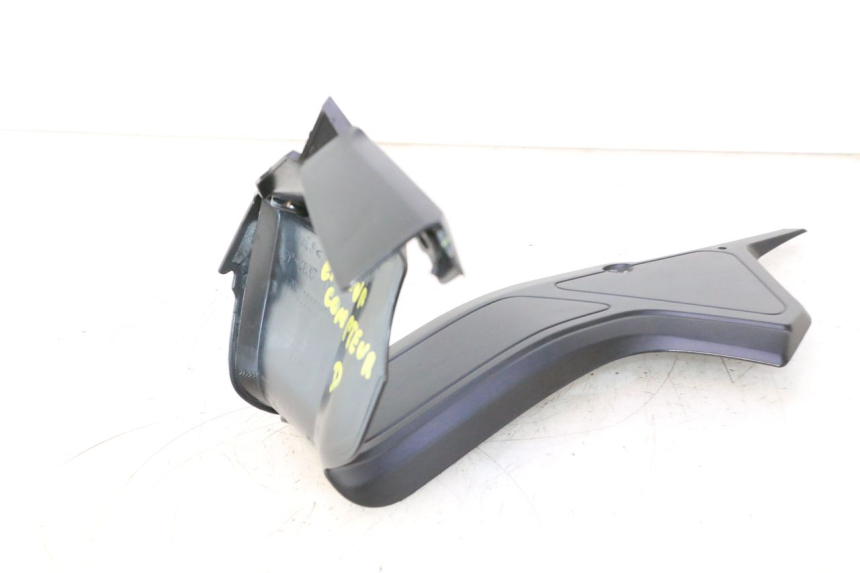 photo de RIGHT INNER FRONT FAIRING YAMAHA FZ8 800 (2010 - 2016) - Zoom on usage condition