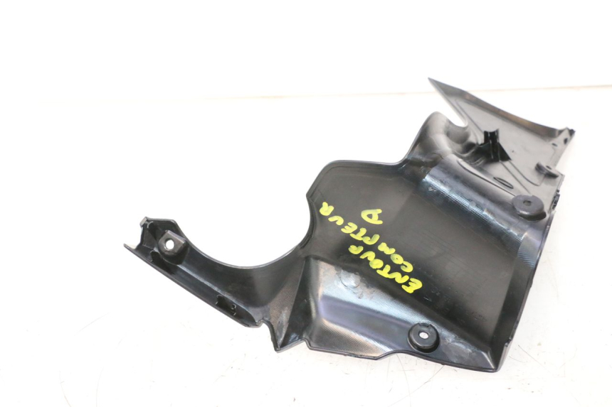 photo de RIGHT INNER FRONT FAIRING YAMAHA FZ8 800 (2010 - 2016) - Fixing points details