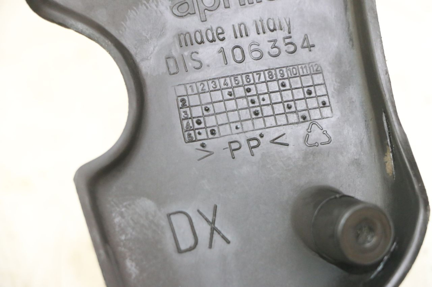 photo de RIGHT INNER FRONT FAIRING APRILIA SCARABEO GT TOURING 125 (1999 - 2005) - Component detail