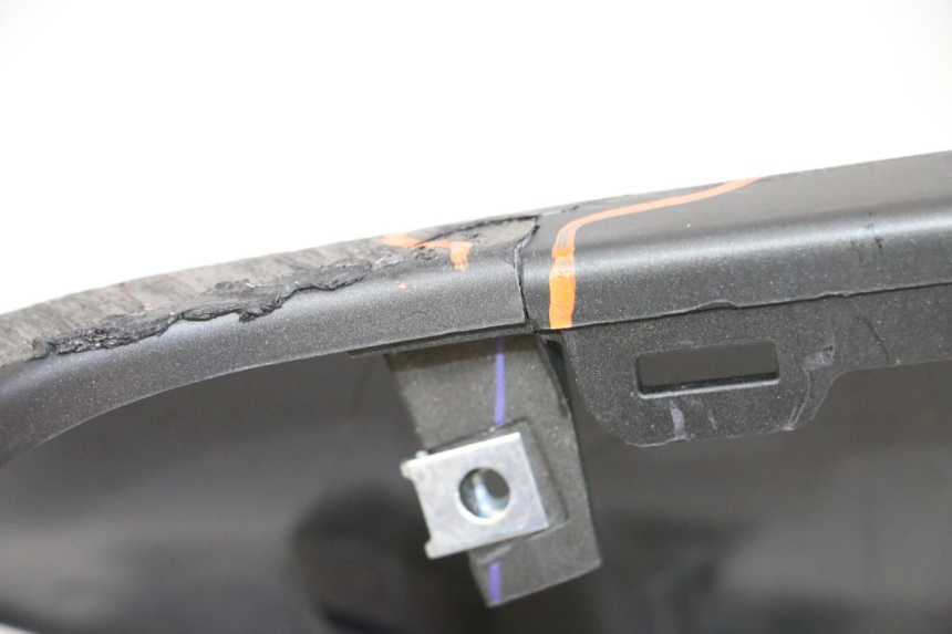 photo de RIGHT INNER FRONT FAIRING YAMAHA XMAX X-MAX 125 (2021 - 2025) - Zoom on usage condition