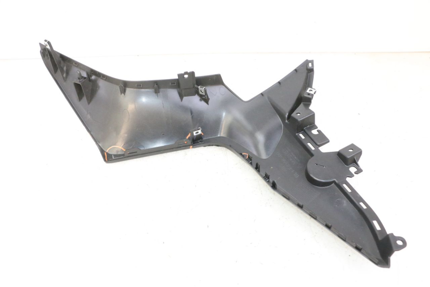 photo de RIGHT INNER FRONT FAIRING YAMAHA XMAX X-MAX 125 (2021 - 2025) - Surface and material condition