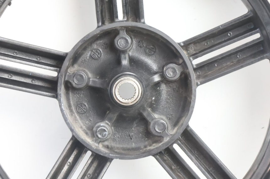 photo de REAR RIM AND TIRE KYMCO AGILITY CITY 16P 125 (2015 - 2024) - High-resolution close-up