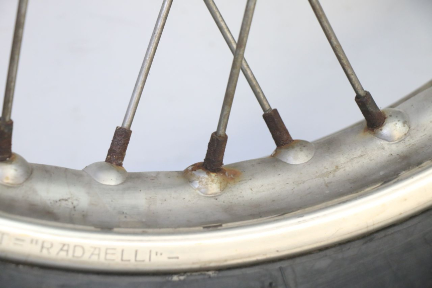 photo de REAR RIM AND TIRE APRILIA ETX 125 (1998 - 2002) - Additional view of the item