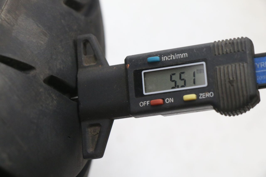 photo de REAR RIM AND TIRE YAMAHA FJR 1300 (2001 - 2005) - High-resolution close-up