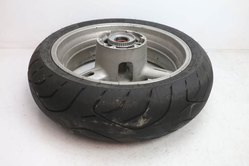 photo de REAR RIM AND TIRE YAMAHA FJR 1300 (2001 - 2005) - Technical close-up