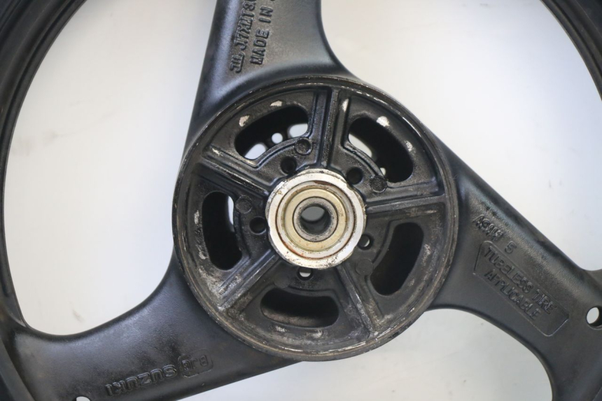 photo de REAR RIM AND TIRE SUZUKI GS GSE 500 (2001 - 2003) - High-resolution close-up