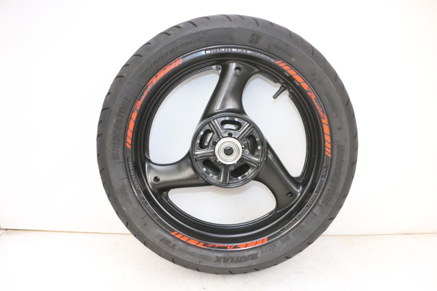 photo de REAR RIM AND TIRE SUZUKI GSF N BANDIT 600 (1996 - 1999) - High-resolution close-up