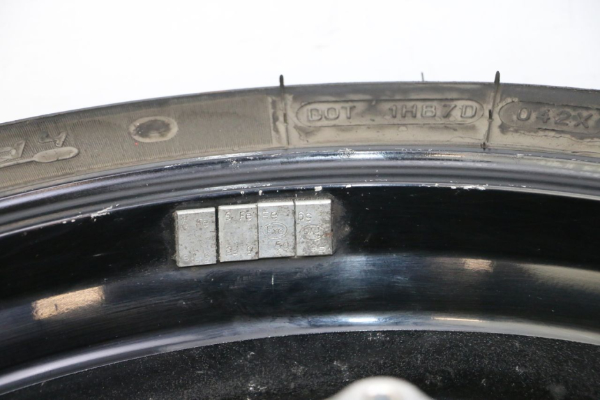 photo de REAR RIM AND TIRE SUZUKI GSR 750 (2011 - 2017) - Additional view of the item