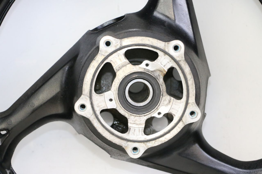 photo de REAR RIM AND TIRE SUZUKI GSR 750 (2011 - 2017) - Component detail