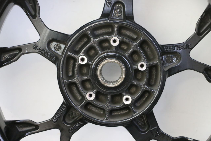 photo de REAR RIM AND TIRE PIAGGIO MP3 HPE 310 (2024 - 2025) - Additional view of the item