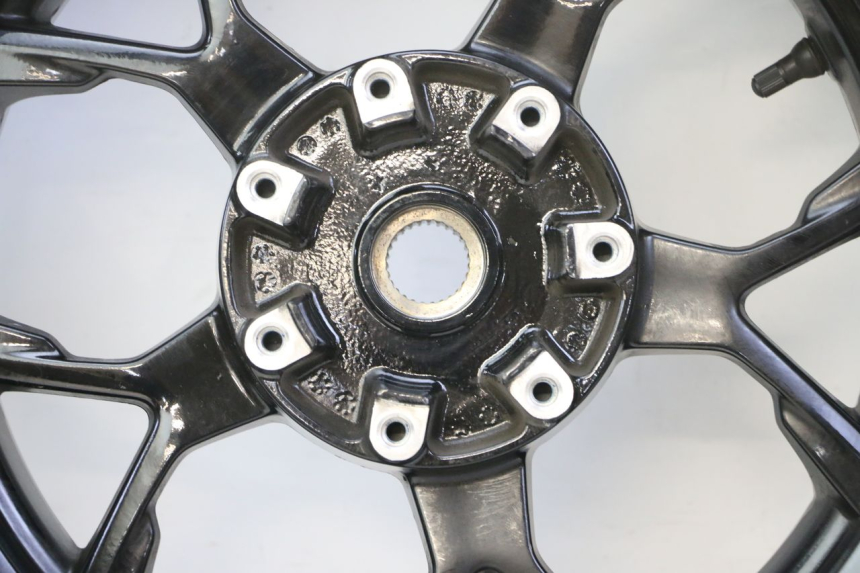 photo de REAR RIM AND TIRE PIAGGIO MP3 HPE 310 (2024 - 2025) - High-resolution close-up