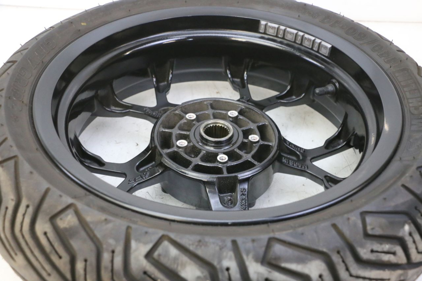photo de REAR RIM AND TIRE PIAGGIO MP3 HPE 310 (2024 - 2025) - Zoom on usage condition