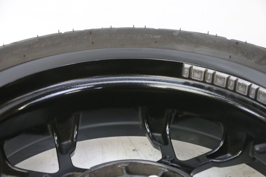 photo de REAR RIM AND TIRE PIAGGIO MP3 HPE 310 (2024 - 2025) - Alternative perspective