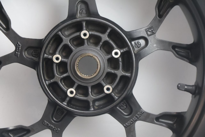 photo de REAR RIM AND TIRE PIAGGIO MP3 HPE 530 (2022 - 2026) - High-resolution close-up
