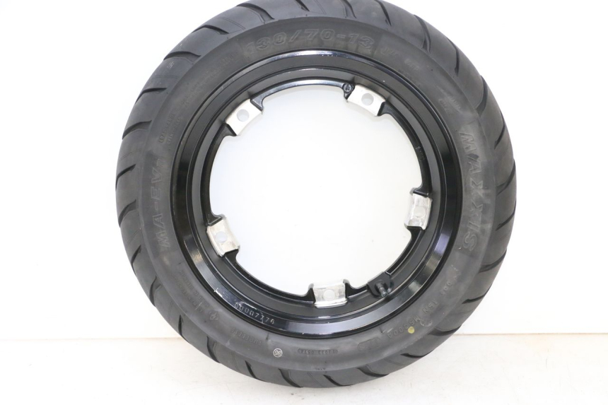 photo de REAR RIM AND TIRE YAMAHA NEO'S CORE 1 (2022 - 2026) - Additional view of the item