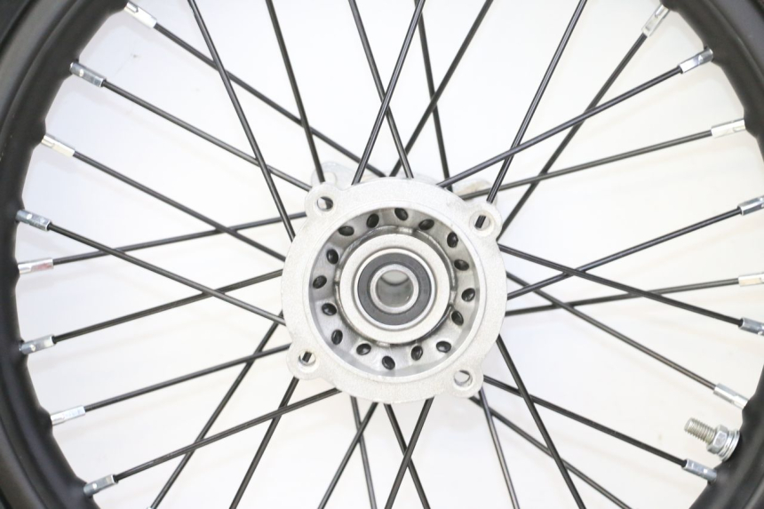 photo de REAR RIM AND TIRE APOLLO RFZ 125 - Fixing points details