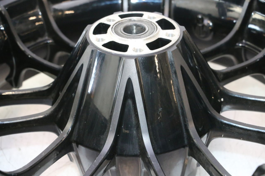 photo de REAR RIM AND TIRE HARLEY DAVIDSON ROAD GLIDE FLTRXSE 1920 (2018 - 2022) - High-resolution close-up