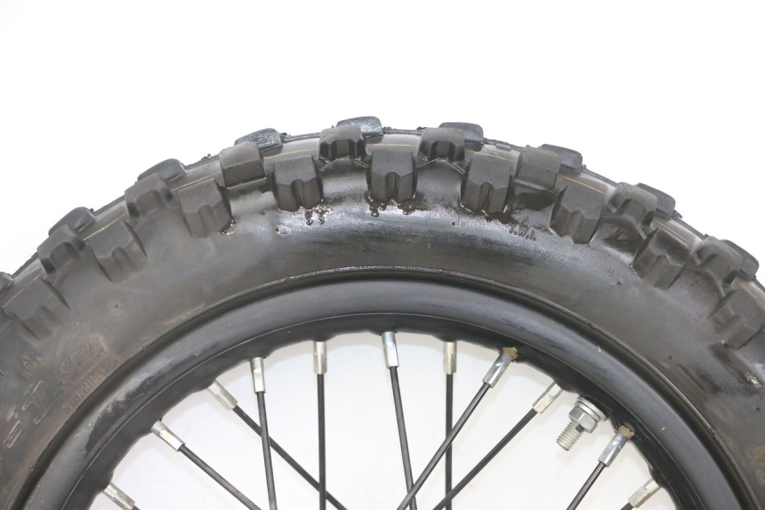 photo de REAR RIM AND TIRE APOLLO RXF 125 - High-resolution close-up