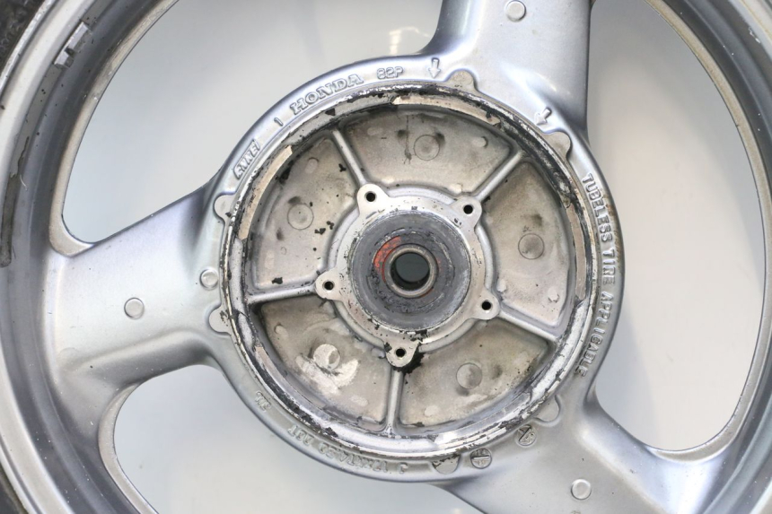 photo de REAR RIM AND TIRE HONDA ST PAN EUROPEAN 1100 (1990 - 2002) - Alternative angle