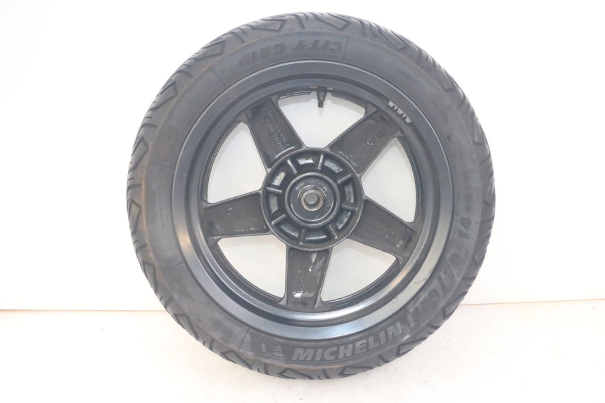 photo de REAR RIM AND TIRE YAMAHA X-MAX XMAX 125 (2010 - 2013) - Additional view of the item