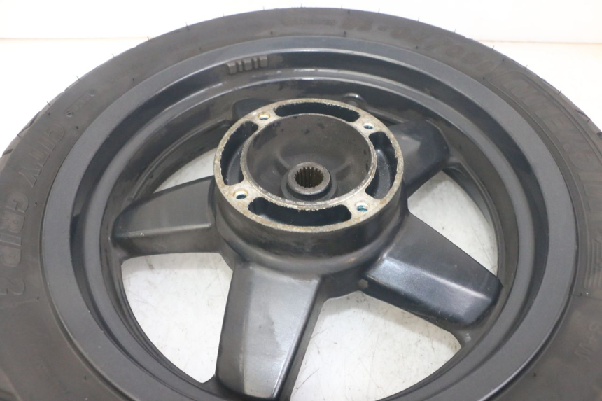 photo de REAR RIM AND TIRE YAMAHA X-MAX XMAX 125 (2010 - 2013) - Zoom on usage condition