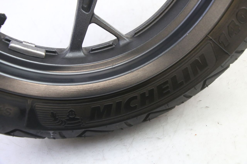 photo de REAR RIM AND TIRE YAMAHA XMAX X-MAX 125 (2021 - 2025) - Additional view of the item