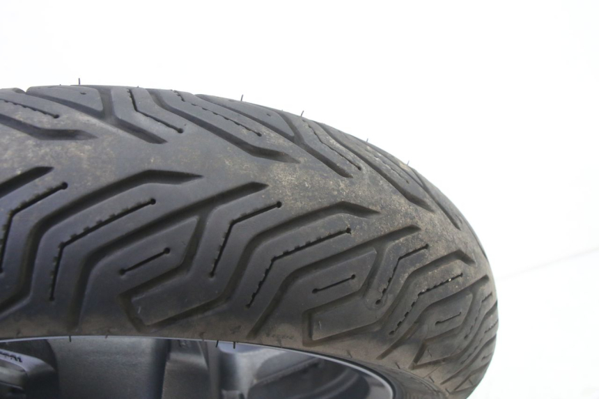 photo de REAR RIM AND TIRE YAMAHA XMAX X-MAX 125 (2021 - 2025) - High-resolution close-up