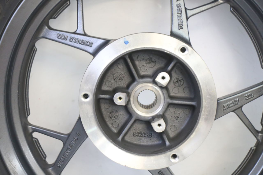 photo de REAR RIM AND TIRE YAMAHA XMAX X-MAX 125 (2021 - 2025) - Technical close-up