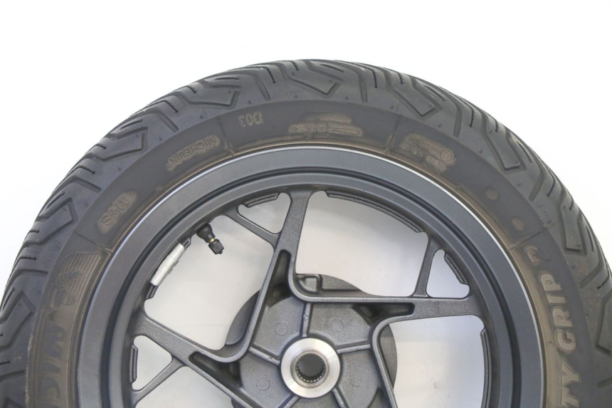photo de REAR RIM AND TIRE YAMAHA XMAX X-MAX 125 (2021 - 2025) - Surface and material condition