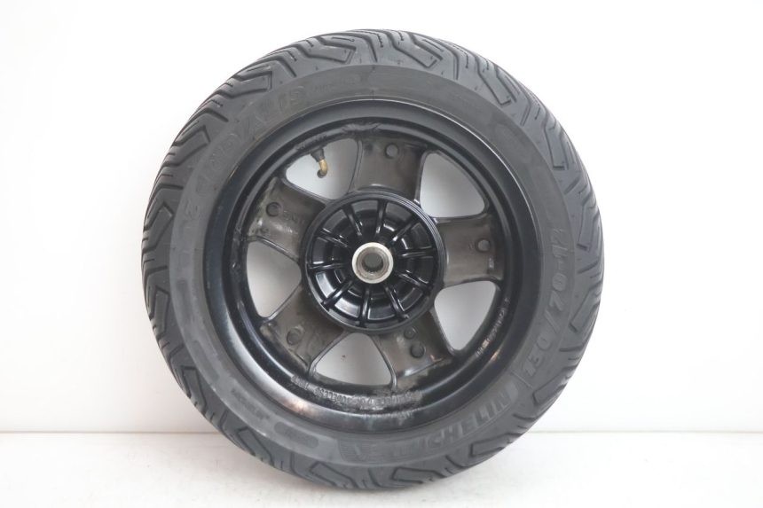 photo de REAR RIM AND TIRE YAMAHA YP MAJESTY 125 (2002 - 2006) - Fixing points details