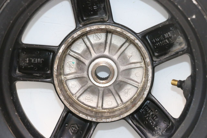 photo de REAR RIM AND TIRE PIAGGIO ZIP 4T 50 (2018 - 2020) - Technical close-up