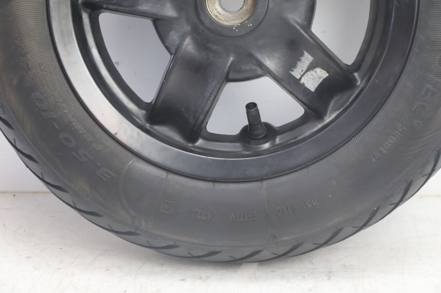 photo de REAR RIM AND TIRE PIAGGIO ZIP IGET 4T 50 (2021 - 2023) - Zoom on usage condition