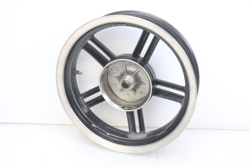 photo de REAR WHEEL RIM KYMCO AGILITY 16+ 4T 50 (2018 - 2023) - Technical close-up