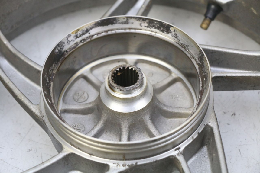 photo de REAR WHEEL RIM SYM FIDDLE 2 50 (2008 - 2013) - Technical close-up