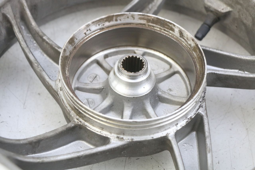 photo de REAR WHEEL RIM SYM FIDDLE 2 50 (2008 - 2013) - Technical close-up