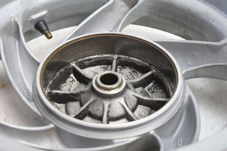photo de REAR WHEEL PIAGGIO FLY 2T 50 (2004 - 2017) - Focus on structure